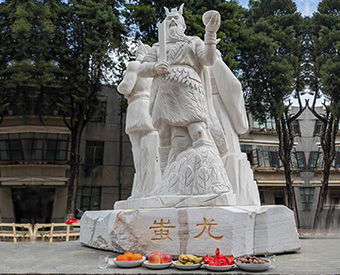 云南石雕黃帝、炎帝、蚩尤雕塑安裝效果展示