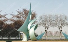 建筑小區應當怎樣選擇不銹鋼雕塑？